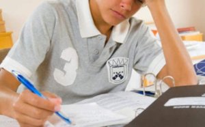 Un prof oblige un élève à écrire une lettre d'adieu