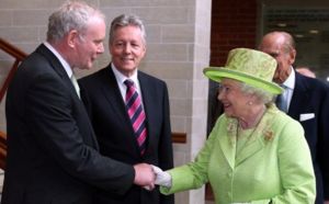 La reine d'Angleterre serre la main de l'ex-chef de l'IRA