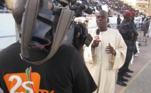 Camera de rue Becaye Mbaye interview Modou LO »les lieutenants du Lutteur interdit  l’axe à Bécaye » 