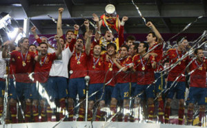Gloire éternelle à l'Espagne L'Espagne, en écrasant l'Italie (4-0), est devenue la première nation à réaliser un triplé Euro -Coupe du monde - Euro. Historique et inouï.