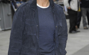 Tom Cruise se badigeonne le visage de fientes d’oiseaux !