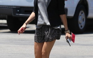 Ashley Tisdale fête son anniversaire sur une plage à Malibu