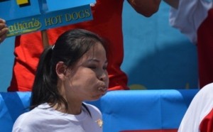 A 45 ans et 45 kilos, elle mange 45 hot-dogs en 10 minutes