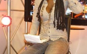 Nancy Eva toujours très élégante au studio