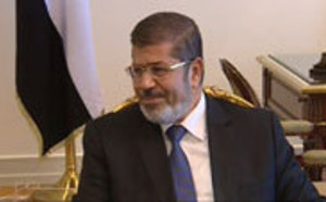 Le président Morsi débute son mandat en défiant l'autorité de l'armée