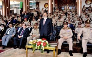 Égypte : Morsi brave l'armée et rétablit le Parlement