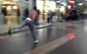 CET HOMME INVENTE LE SUPER MOONWALK