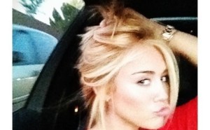 Photo : Miley Cyrus devient blonde