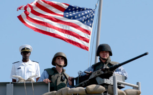 L'US Navy tire sur un petit bateau