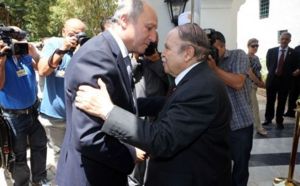 À Alger, Fabius plaide pour une intervention au Mali
