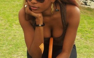 La vidéo girl Khoudia Kane en mode relax