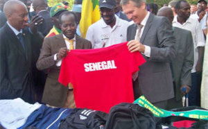 L’ambassade de France remet du matériel sportif à la délégation du Sénégal pour les JO