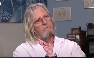 VIDÉO / ENTRETIEN EXCLUSIF - Didier Raoult se confie à BFMTV: "je m'en fiche des polémiques" 