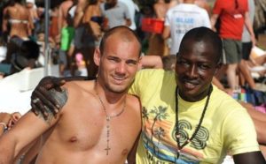 Le jet setteur sénégalais Samba Keinde avec le footballeur Sneijder