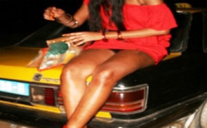 Après une rude journée de travail, le taximan viole la prostituée