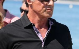 Sylvester Stallone, revigoré par son séjour sur la Côte d'Azur, débarque à Paris