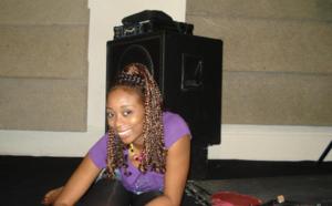 La chanteuse Adiouza très relax au studio