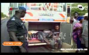 Des passagers transportés dans le coffre à bagages des bus (Vidéo)