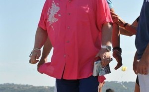 Elton John montre ses fesses à St Tropez