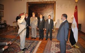 Le président égyptien frappe l'armée à la tête