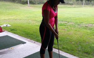 Chacha de la série Bégué Time joue au golf