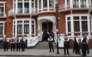 Pour échapper à la justice, Assange n'a que peu d'options