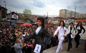 Dans les rues du plus grand ghetto rom des Balkans