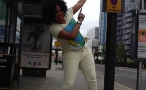 Amina Poté dans les rues de Londres