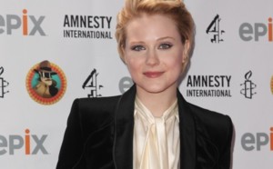 Evan Rachel Wood : elle plaisante sur la sexualité de Miley Cyrus et reçoit beaucoup de critiques en retour…