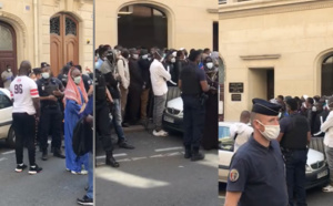 VIDEO - Une foule devant le Consulat du Sénégal à Paris, réclamant l’argent de la Covid-19. Regardez