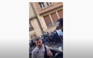 VIDEO - Paris: Une multitude de Sénégalais rassemblés pour récupérer l'aide à la Diaspora ! 