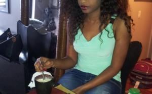 La danseuse Mbathio prend son petit déj dans un resto de New York