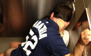 Un couple en plein acte sexuel dans le stade des Yankees