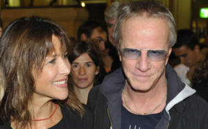 Sortie au théâtre en amoureux pour Sophie Marceau et Christophe Lambert