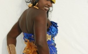 La danseuse Mame Bassine montre ses formes généreuses 