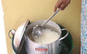 Aide alimentaire: qualité supérieure du riz distribué, une bénéficiaire de Rufisque en fait la démonstration 