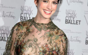 Anne Hathaway ose la robe subtilement transparente