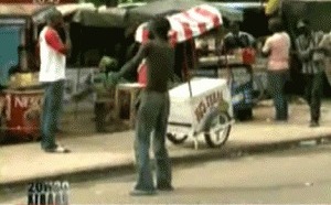 Bagarre entre Mbaye Ndiaye et un marchand ambulant sur l'avenue Bourguiba.