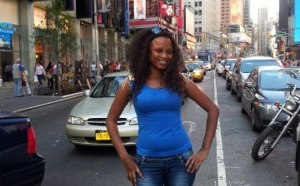 La danseuse Mbathio toute heureuse dans les rues de New York