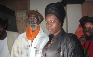 La styliste Mame Faguèye Ba en compagnie de l'artiste Joe Ouakam