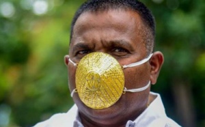Insolite: Un Indien porte un masque en or pour se protéger du coronavirus