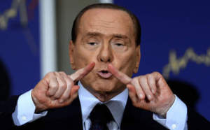 Berlusconi envisage de se retirer pour "rassembler"