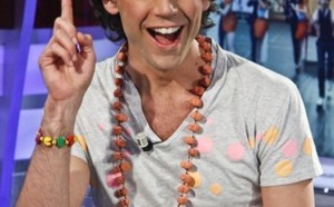 Mika se lâche dans une boîte gay
