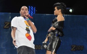 Rihanna : Son père aime Chris Brown