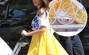 Kourtney Kardashian montre ses fesses