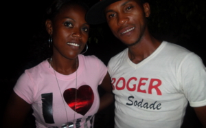 Dj Roger Sodade de Nostalgie en compagnie de Claudia, fan de la "Fièvre du Samedi Soir"