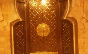Porte en or, don de Cheikh Amar à la grande mosquée de Touba