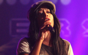 Amel Bent réagit aux vidéos volées où elle apparaît en lingerie