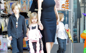 Angelina Jolie et ses enfants font des emplettes pour Halloween