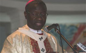 Le Cardinal Théodore Adrien Sarr tape sur la table